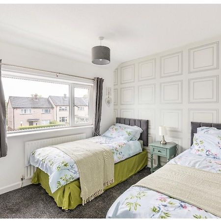 Entire Charming 5-Bed House In Darwen Blackburn Bb1 Free Parking Roadside Rishton Eksteriør billede