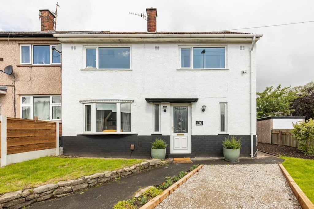 Entire Charming 5-Bed House In Darwen Blackburn Bb1 Free Parking Roadside Rishton Eksteriør billede