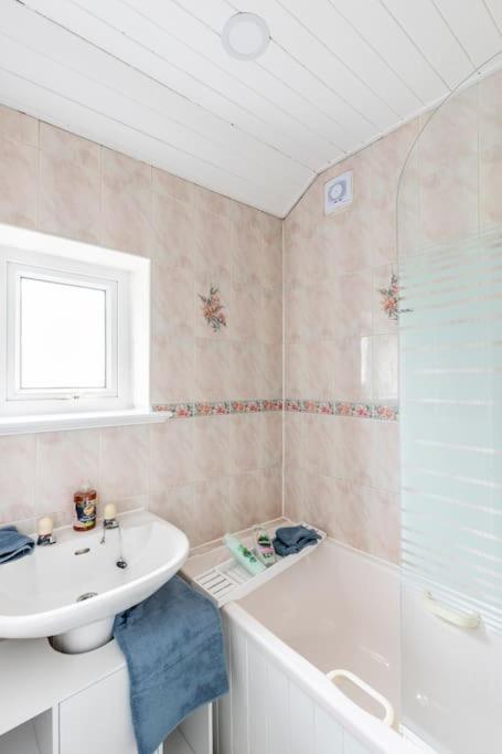 Entire Charming 5-Bed House In Darwen Blackburn Bb1 Free Parking Roadside Rishton Eksteriør billede