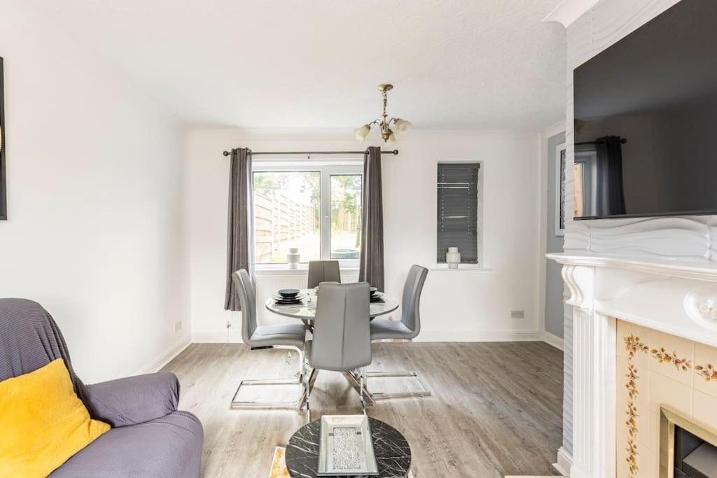 Entire Charming 5-Bed House In Darwen Blackburn Bb1 Free Parking Roadside Rishton Eksteriør billede