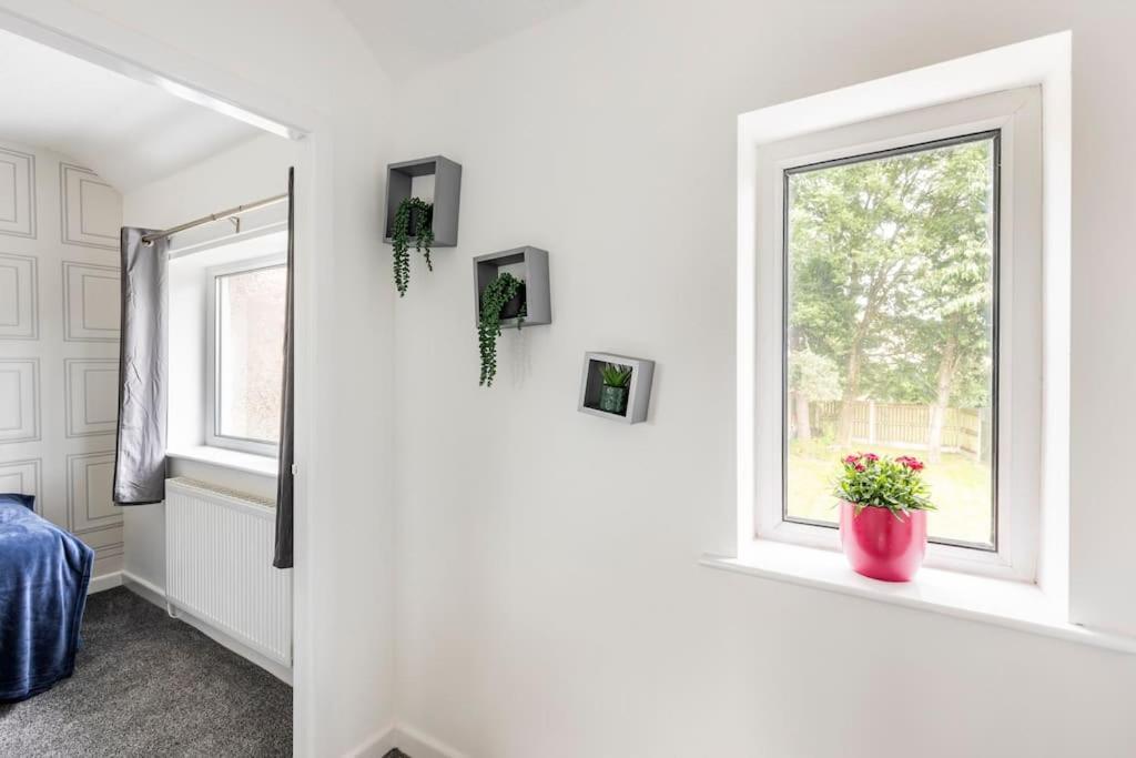 Entire Charming 5-Bed House In Darwen Blackburn Bb1 Free Parking Roadside Rishton Eksteriør billede