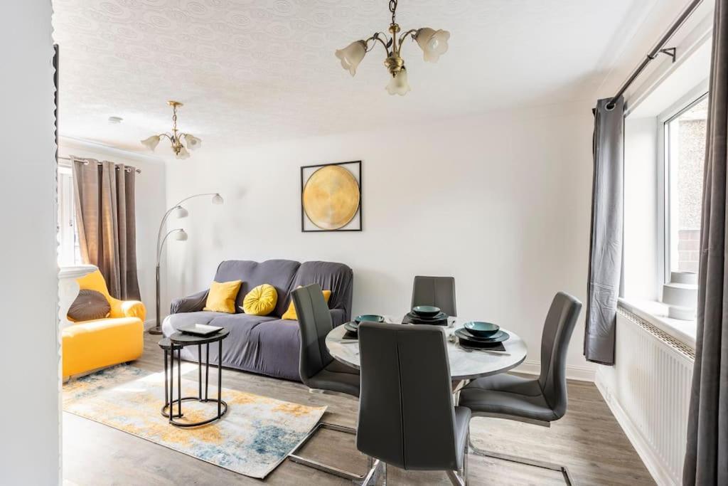 Entire Charming 5-Bed House In Darwen Blackburn Bb1 Free Parking Roadside Rishton Eksteriør billede